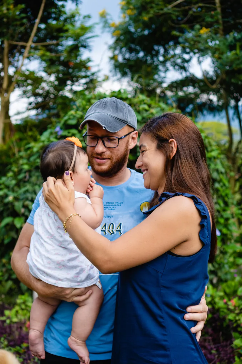 Familia colombiana sonriendo, tranquila tras ordenar sus deudas
